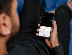 afbeelding van een persoon op zijn telefoon