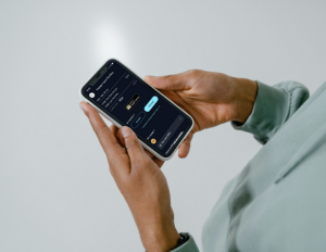 afbeelding van een persoon op zijn telefoon