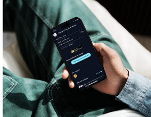 afbeelding van een persoon op zijn telefoon